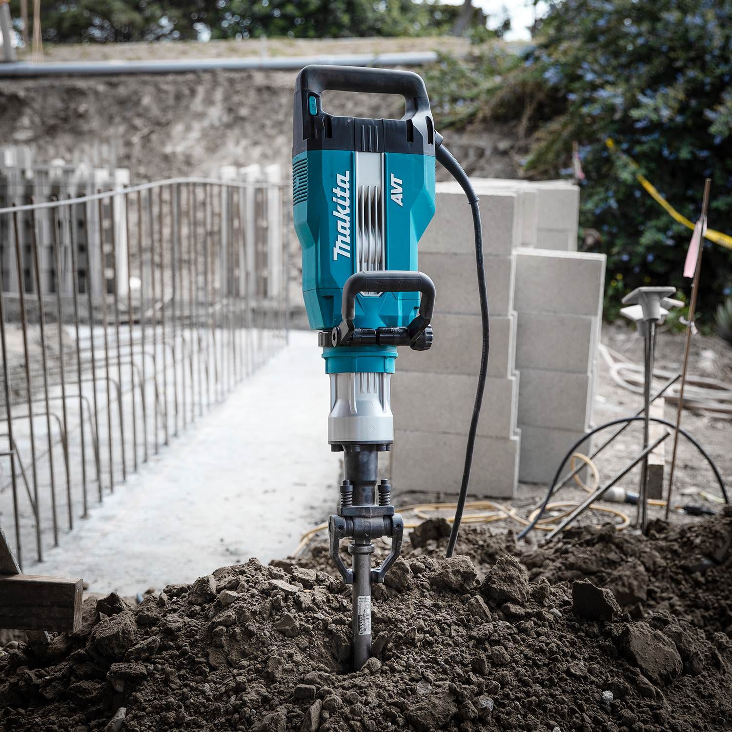 Makita HM1512 45 lb. AVT Demolition Hammer, accepts 1-1/8" Hex bits