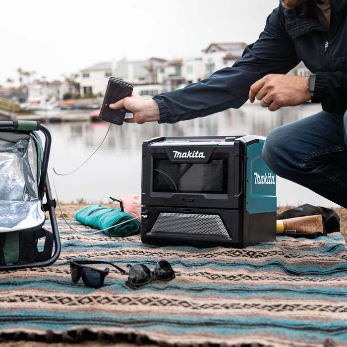 Makita 40V max XGT Microwave + XGT 4.0Ah Battery Kit