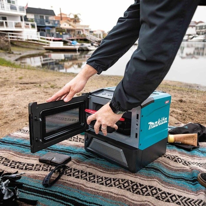 Makita 40V max XGT Microwave + XGT 4.0Ah Battery Kit