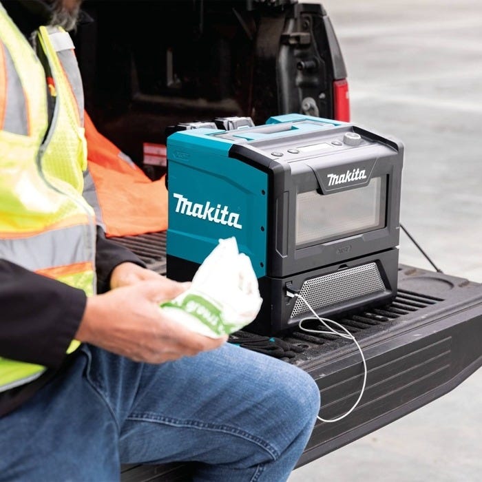 Makita 40V max XGT Microwave + XGT 4.0Ah Battery Kit