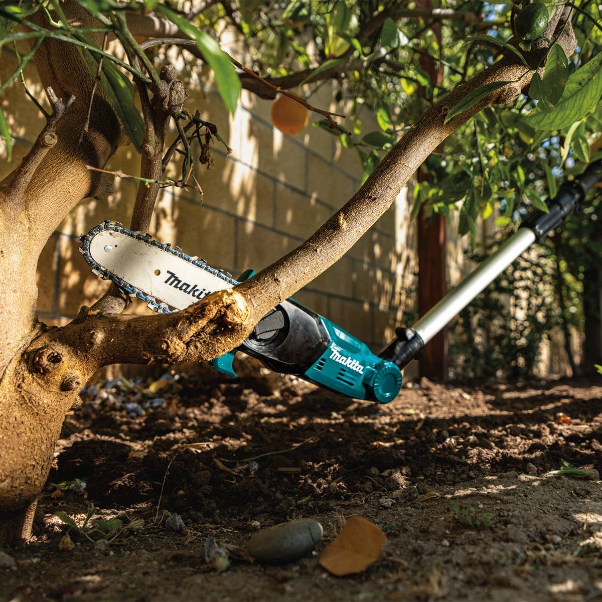 Makita XAU03Z 18V LXT Lithium-Ion Brushless Cordless 8" Extendable Articulating Pole Saw, Tool Only
