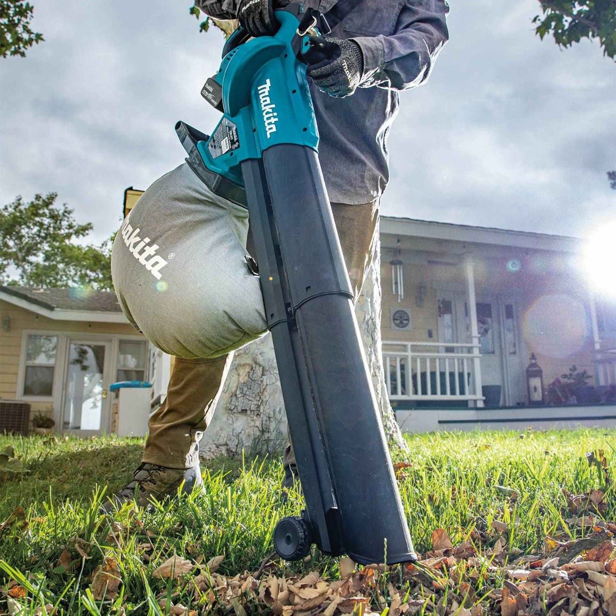 Makita XBU07SM1 18V LXT Brushless Blower / Vacuum Mulcher Kit (4.0Ah)