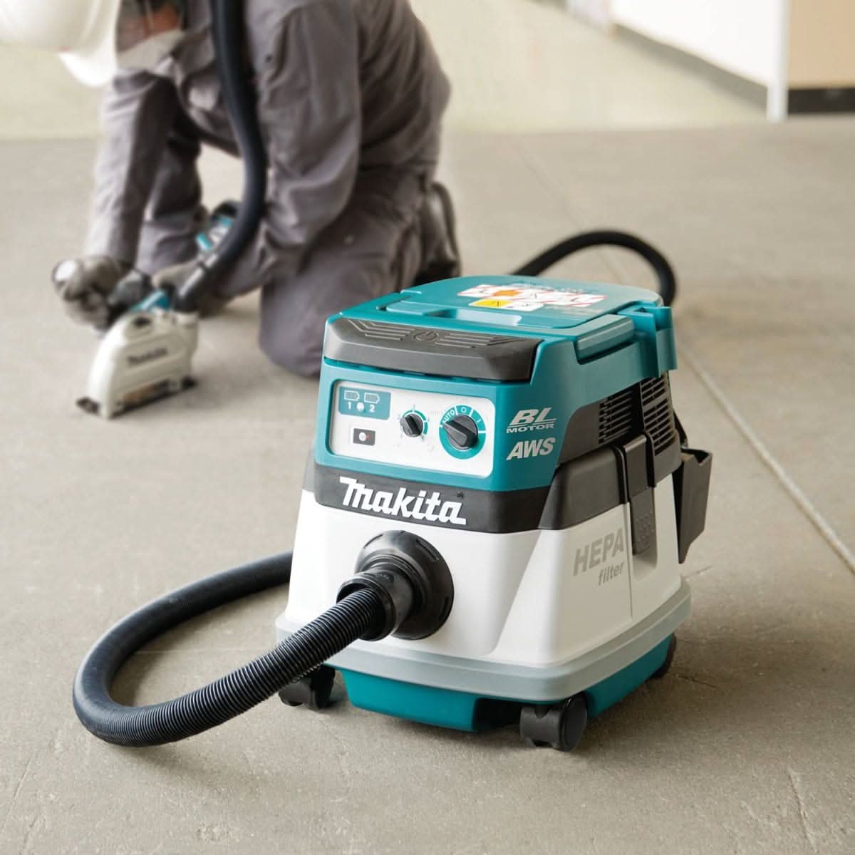 Makita XCV22PTU 36V (18V X2) LXT Brushless 2.1 Gallon HEPA Filter Dry Dust Extractor/Vacuum Kit, AWS (5.0Ah)