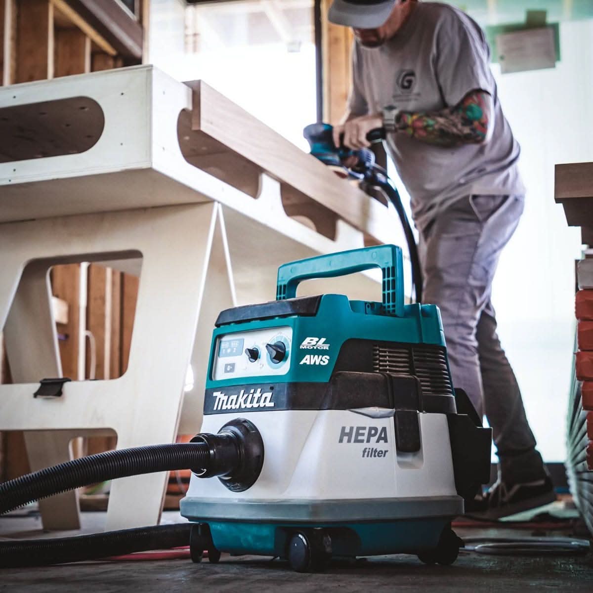 Makita XCV22PTU 36V (18V X2) LXT Brushless 2.1 Gallon HEPA Filter Dry Dust Extractor/Vacuum Kit, AWS (5.0Ah)