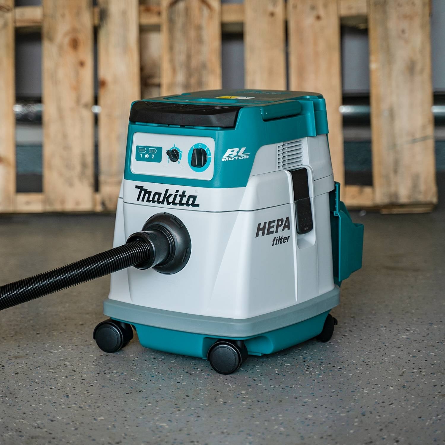 *** MUST COMPLETE ONLINE FORM AT MAKITATOOLS.COM/EREBATES TO RECEIVE FREE ITEM*** Ships separately from Makita.