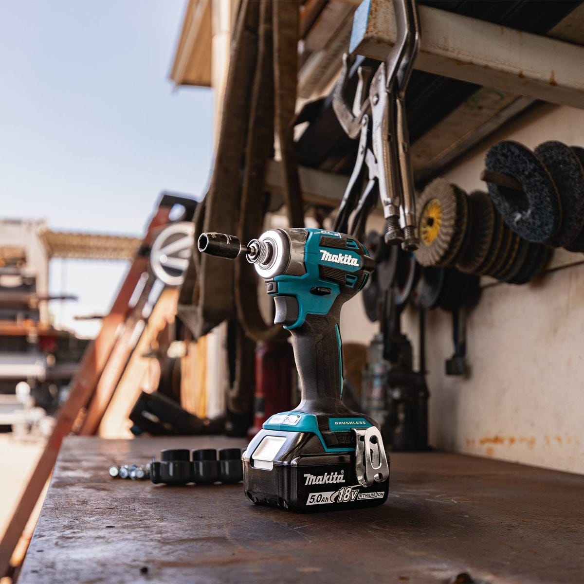 Makita XDT20T 18V LXT Lithium-Ion Brushless Cordless Quick-Shift Mode 4-Speed Impact Driver Kit (5.0Ah)