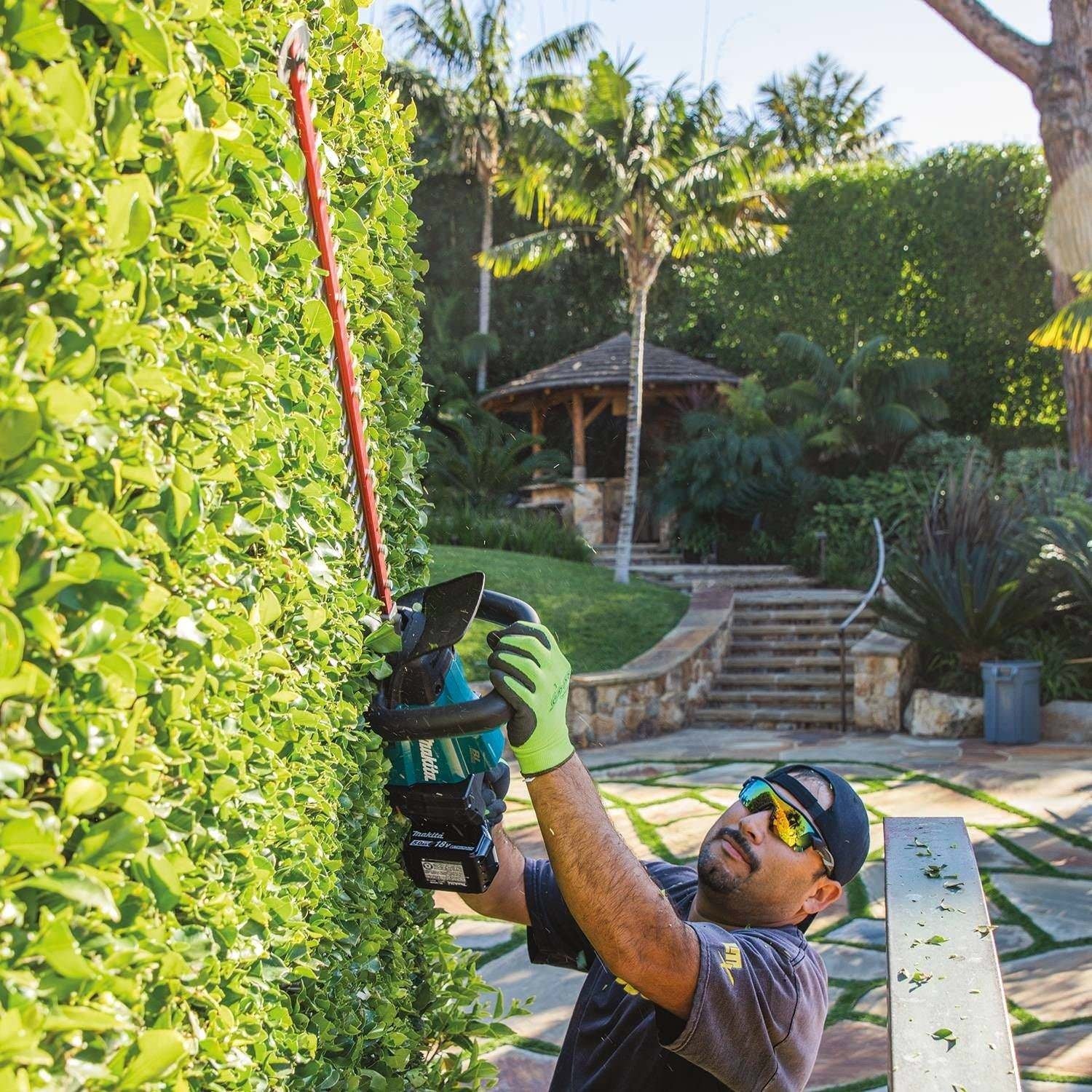 Makita XHU07T 18V LXT Lithium-Ion Brushless Cordless 24" Hedge Trimmer Kit (5.0Ah)