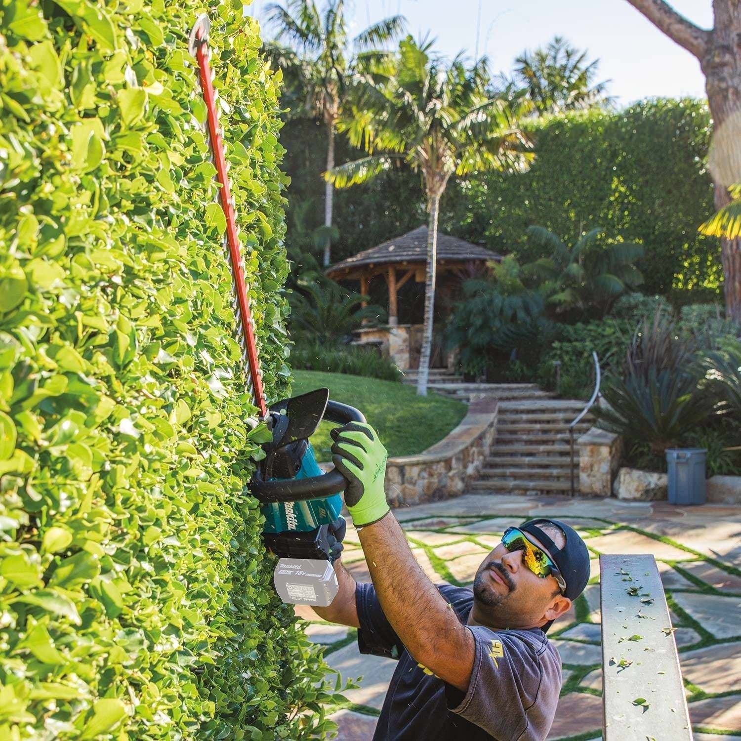 Makita XHU07Z 18V LXT Lithium-Ion Brushless Cordless 24" Hedge Trimmer, Tool Only