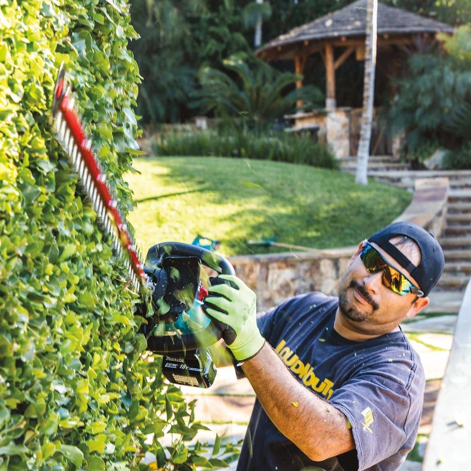 Makita XHU08T 18V LXT Lithium-Ion Brushless Cordless 30" Hedge Trimmer Kit (5.0Ah)