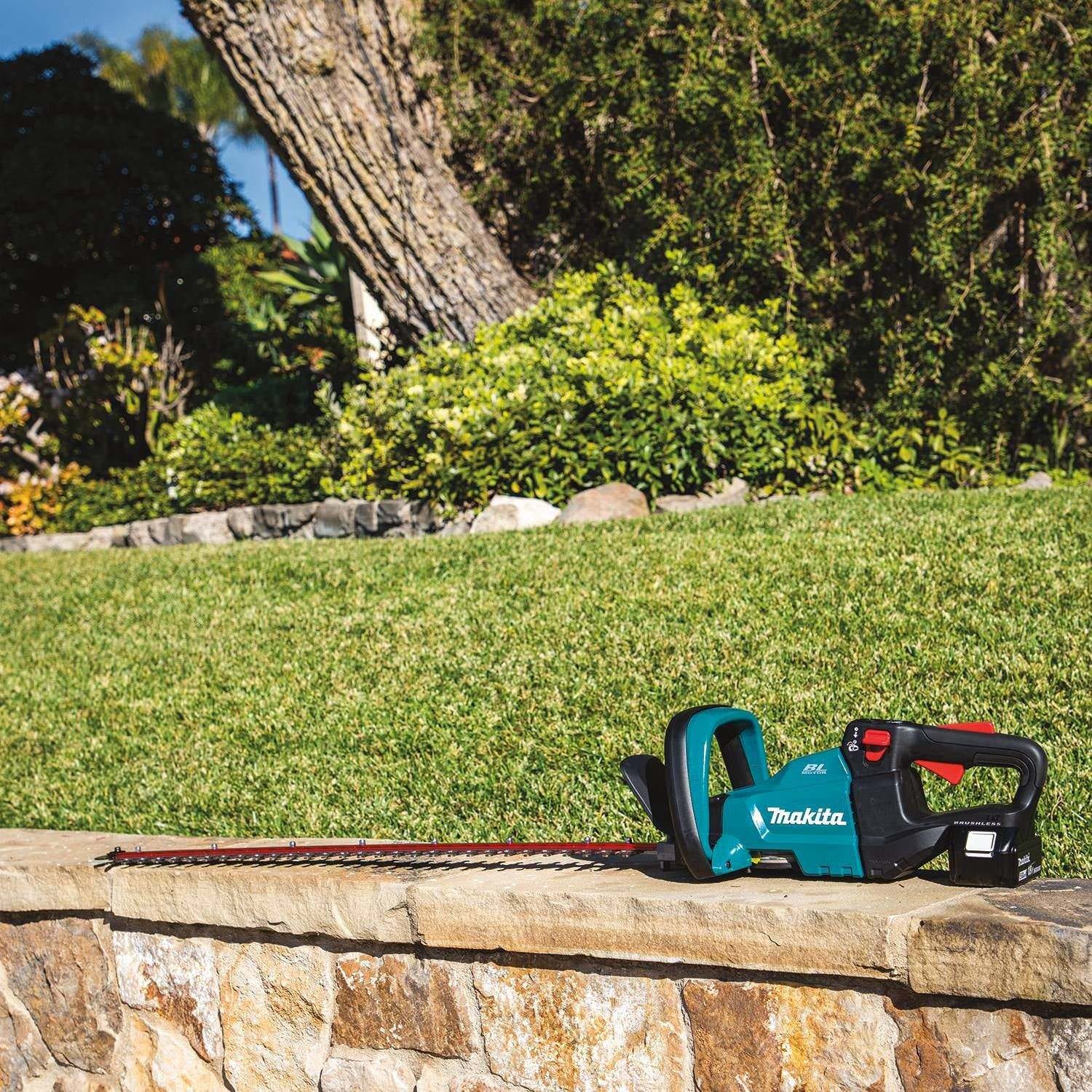 Makita XHU08T 18V LXT Lithium-Ion Brushless Cordless 30" Hedge Trimmer Kit (5.0Ah)