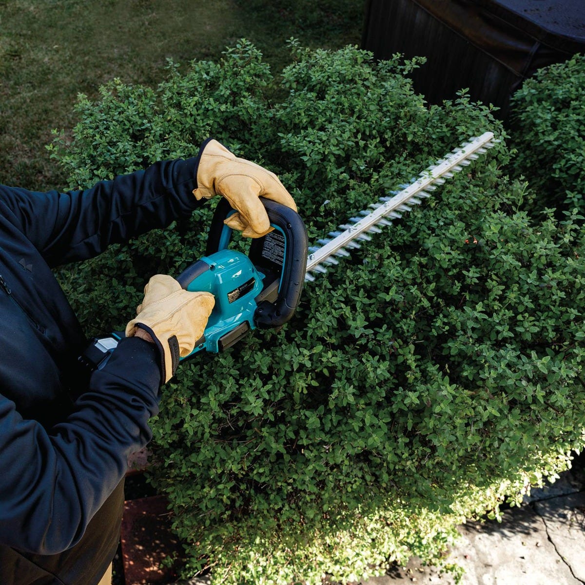 Makita XHU09M1 18V LXT Lithium-Ion Brushless Cordless 24" Hedge Trimmer Kit (4.0Ah)