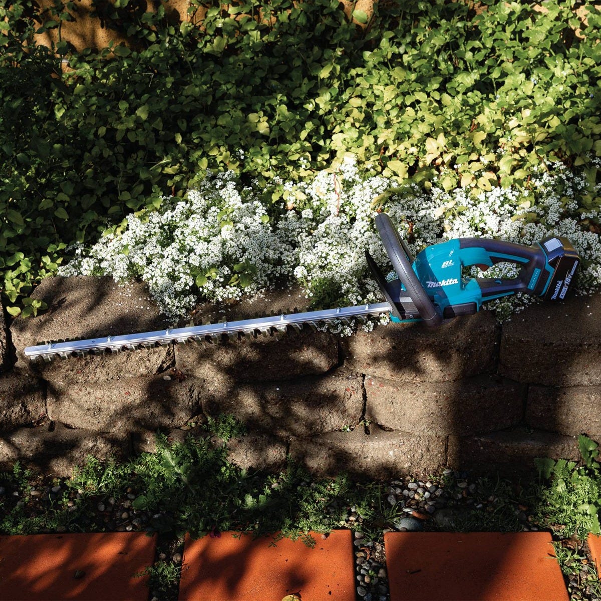 Makita XHU09M1 18V LXT Lithium-Ion Brushless Cordless 24" Hedge Trimmer Kit (4.0Ah)