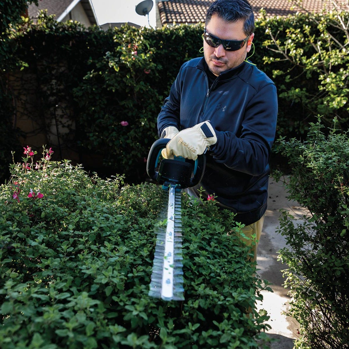 Makita XHU09M1 18V LXT Lithium-Ion Brushless Cordless 24" Hedge Trimmer Kit (4.0Ah)