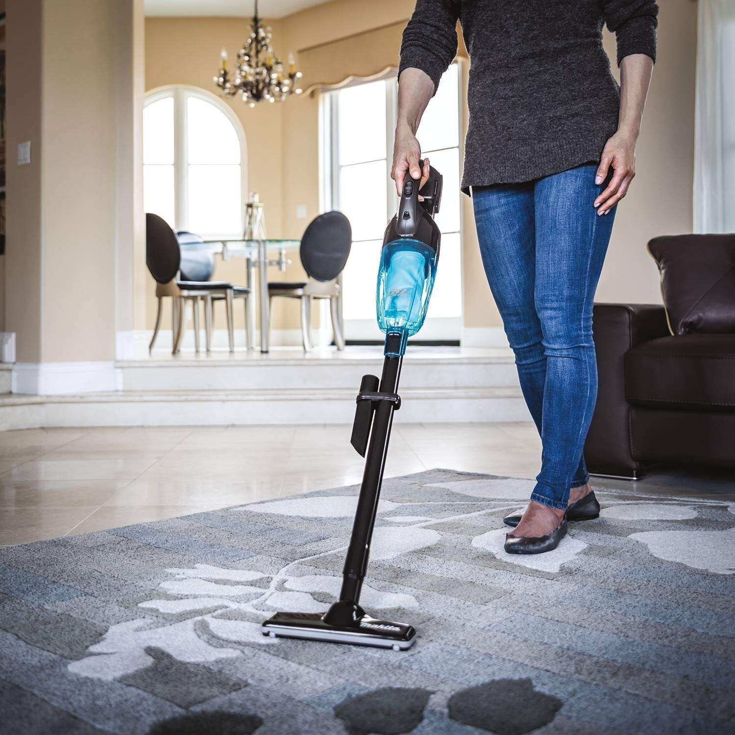 Makita XLC03R1BX4 18V LXT Lithium-ion Brushless Cordless Compact Stick Vacuum Kit, Trigger w/ Lock (2.0Ah)