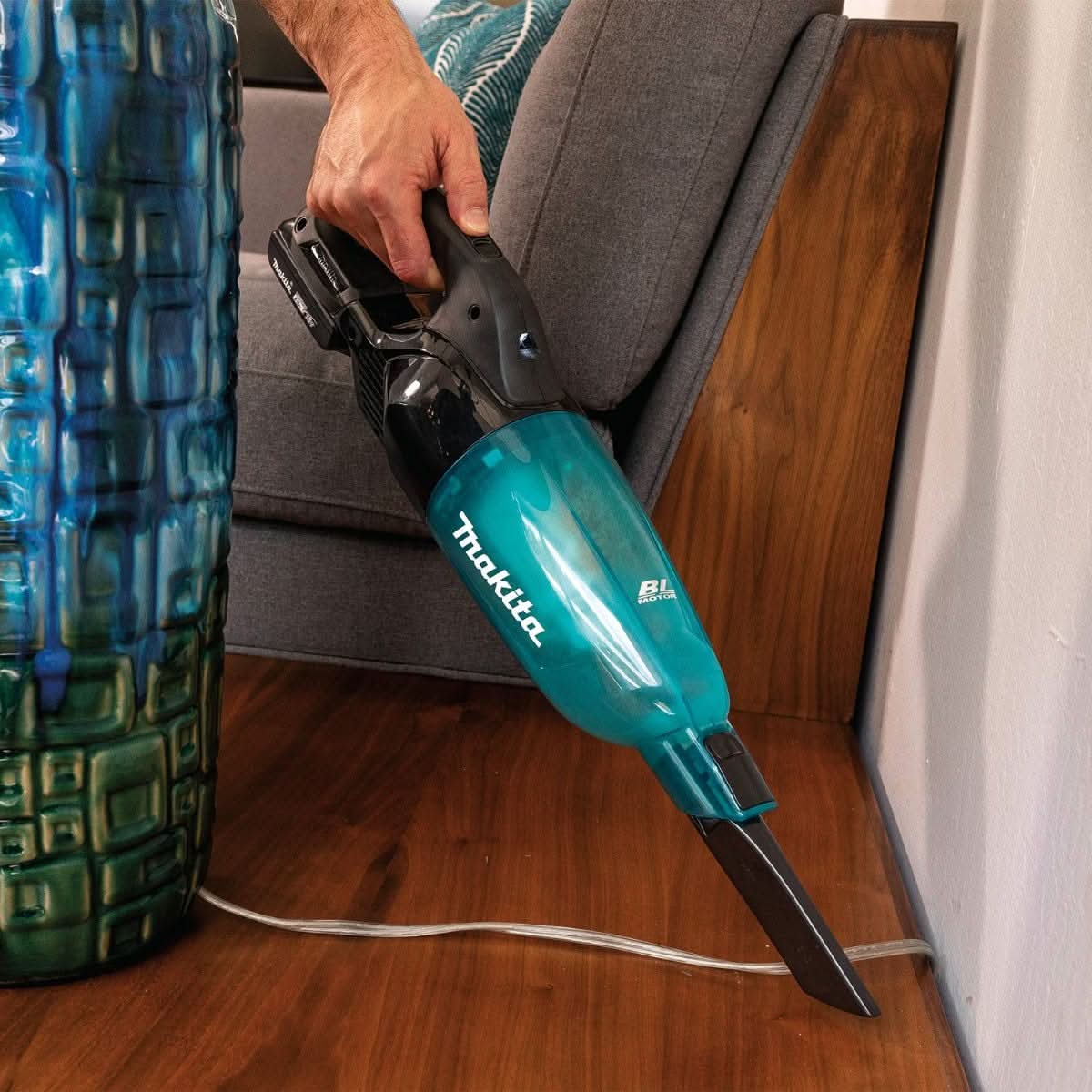 Makita XLC08R1B 18V LXT Lithium-ion Brushless Cordless Compact Stick Vacuum Kit, Trigger w/ Lock (2.0Ah)