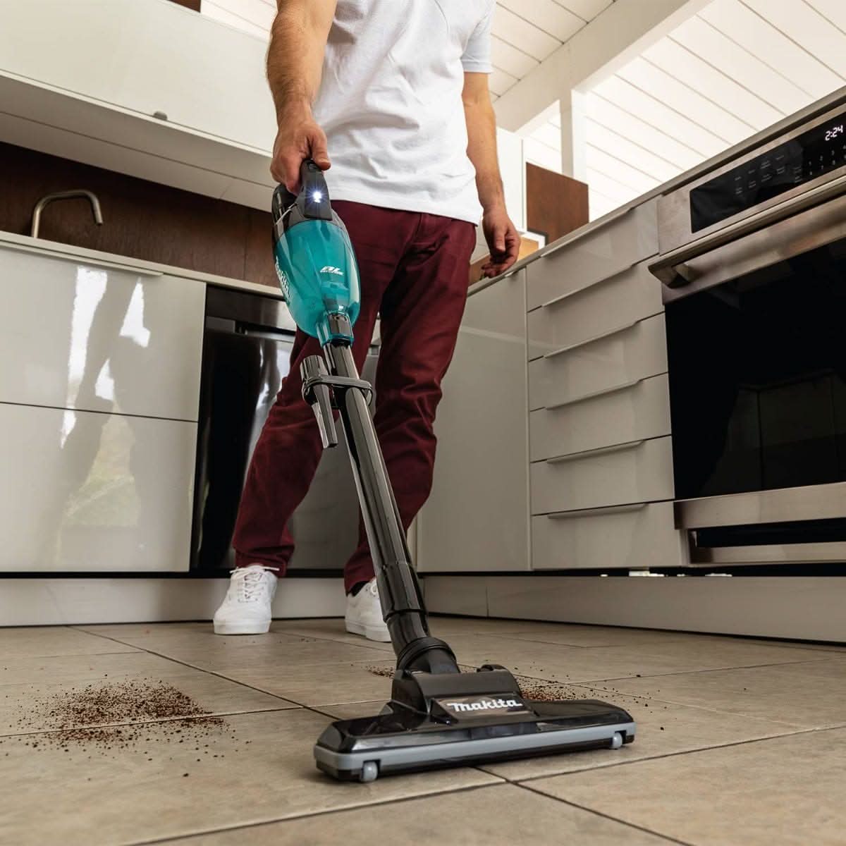 Makita XLC08R1B 18V LXT Lithium-ion Brushless Cordless Compact Stick Vacuum Kit, Trigger w/ Lock (2.0Ah)