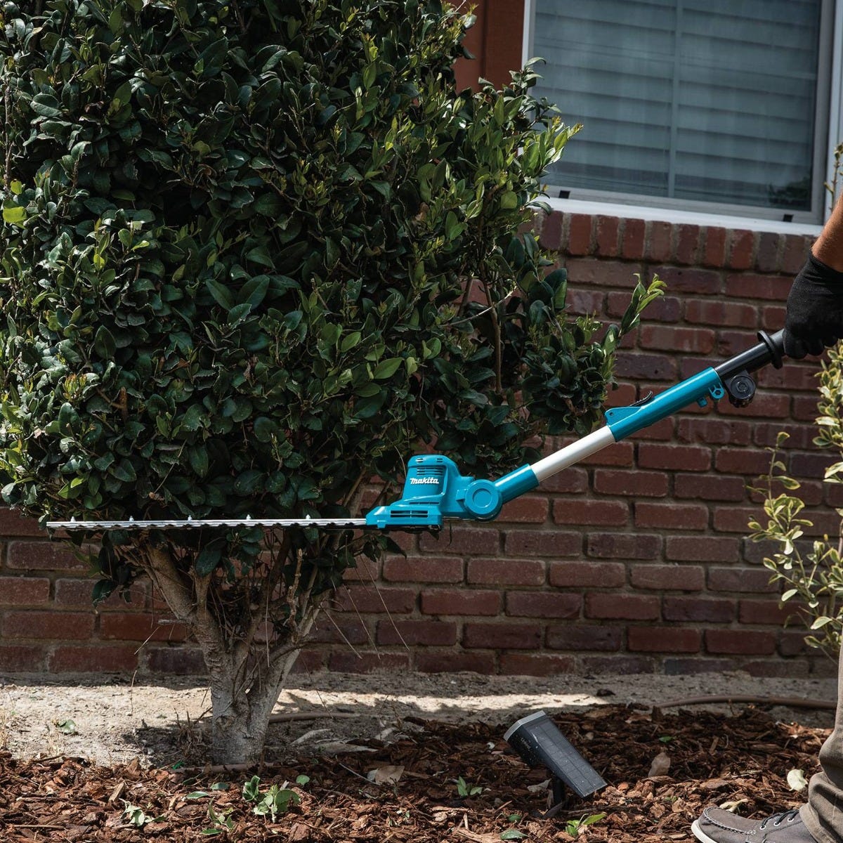Makita XNU05Z 18V LXT Lithium-Ion Cordless 18" Telescoping Articulating Pole Hedge Trimmer, Tool Only