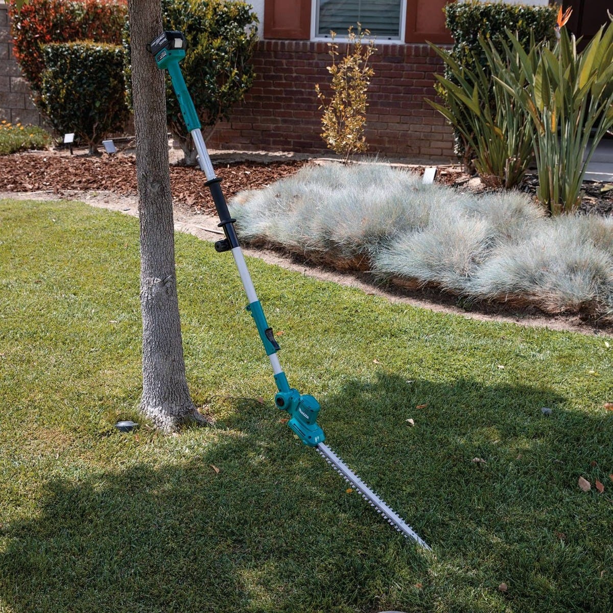Makita XNU05SM1 18V LXT Lithium-Ion Cordless 18" Telescoping Articulating Pole Hedge Trimmer Kit (4.0Ah)