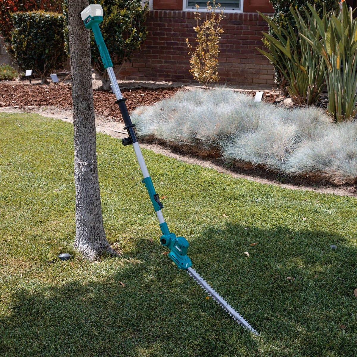 Makita XNU05Z 18V LXT Lithium-Ion Cordless 18" Telescoping Articulating Pole Hedge Trimmer, Tool Only
