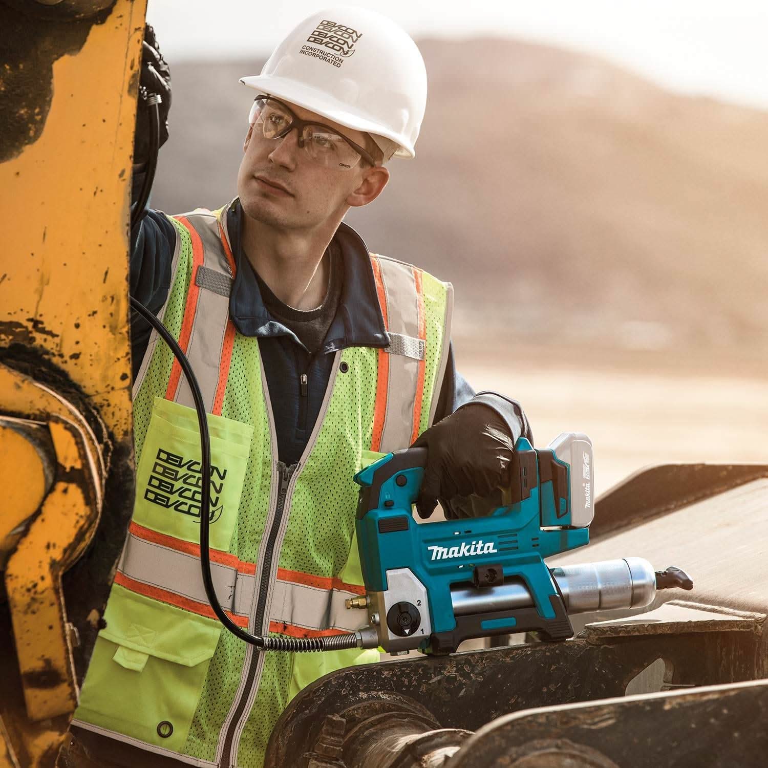 Makita 40V max XGT Brushless 4-Speed Mid-Torque 1/2" Sq. Drive Impact Wrench Kit w/ Friction Ring Anvil (2.5Ah) with 18V LXT Lithium-Ion Grease Gun Kit (3.0Ah)