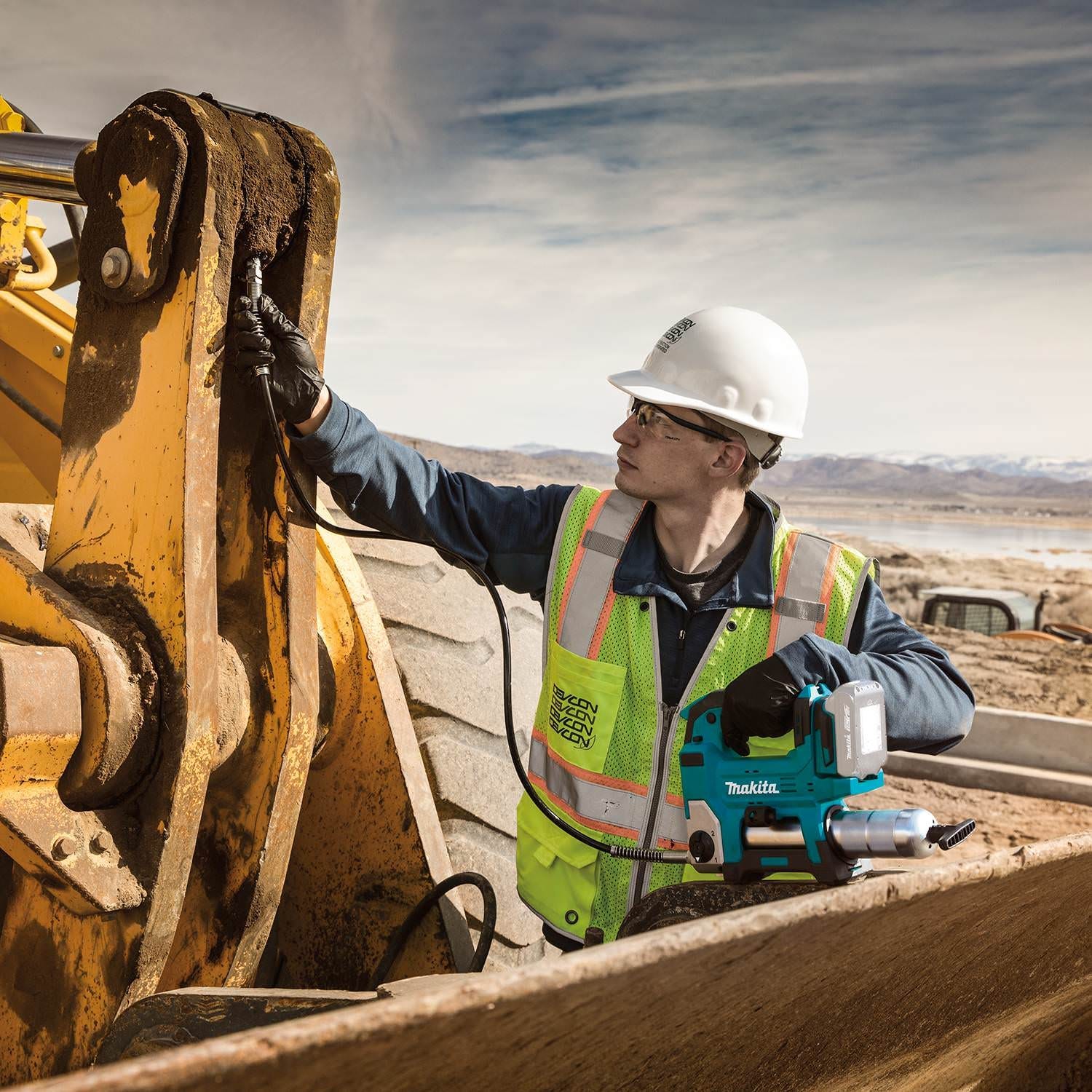 Makita 40V max XGT Brushless 4-Speed High-Torque 3/4-Inch Square Drive Impact Wrench 2.5Ah Kit with 18V LXT Lithium-Ion Grease Gun Kiit (3.0Ah)