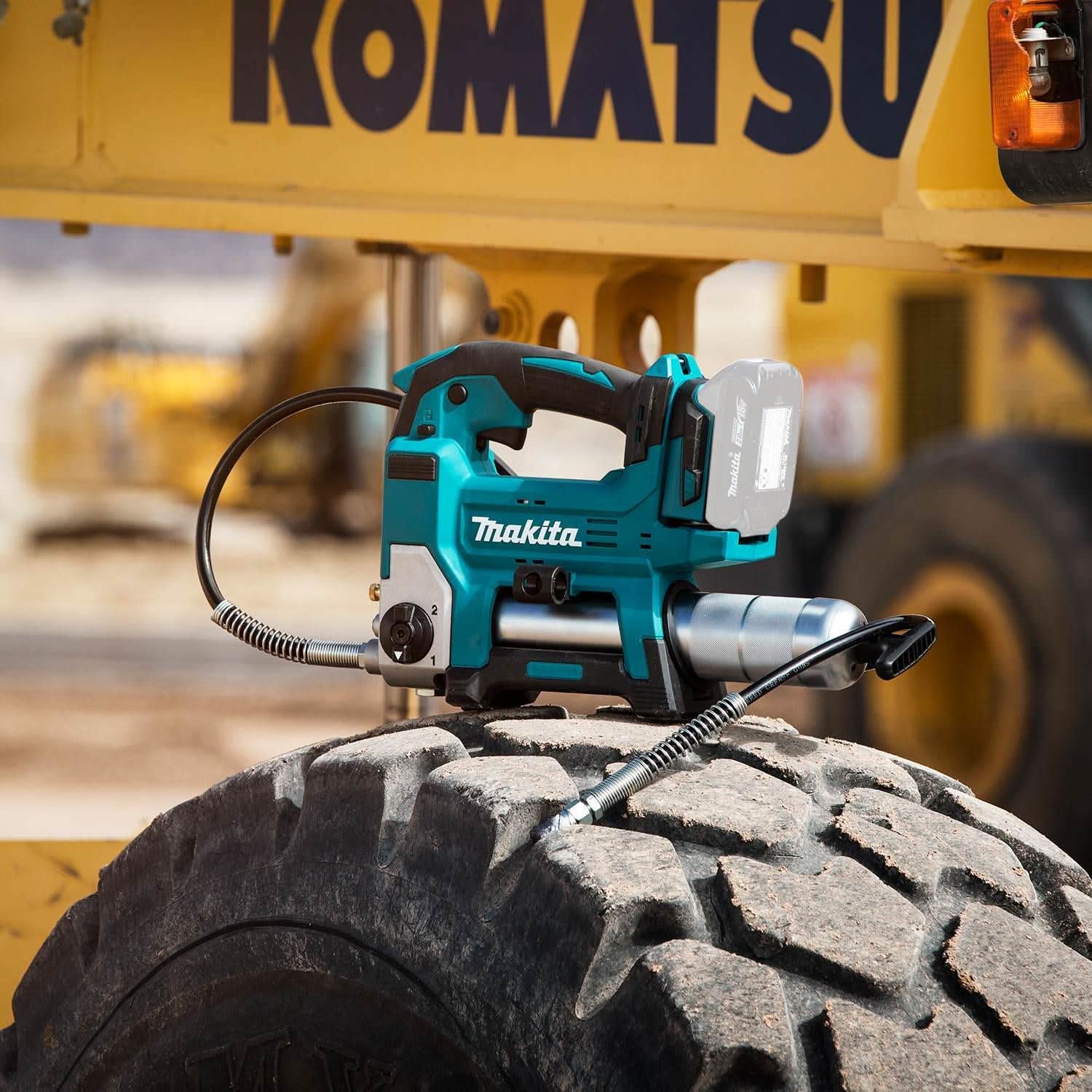 Makita 40V max XGT Brushless 4-Speed Mid-Torque 1/2" Sq. Drive Impact Wrench Kit w/ Friction Ring Anvil (2.5Ah) with 18V LXT Lithium-Ion Grease Gun Kit (3.0Ah)