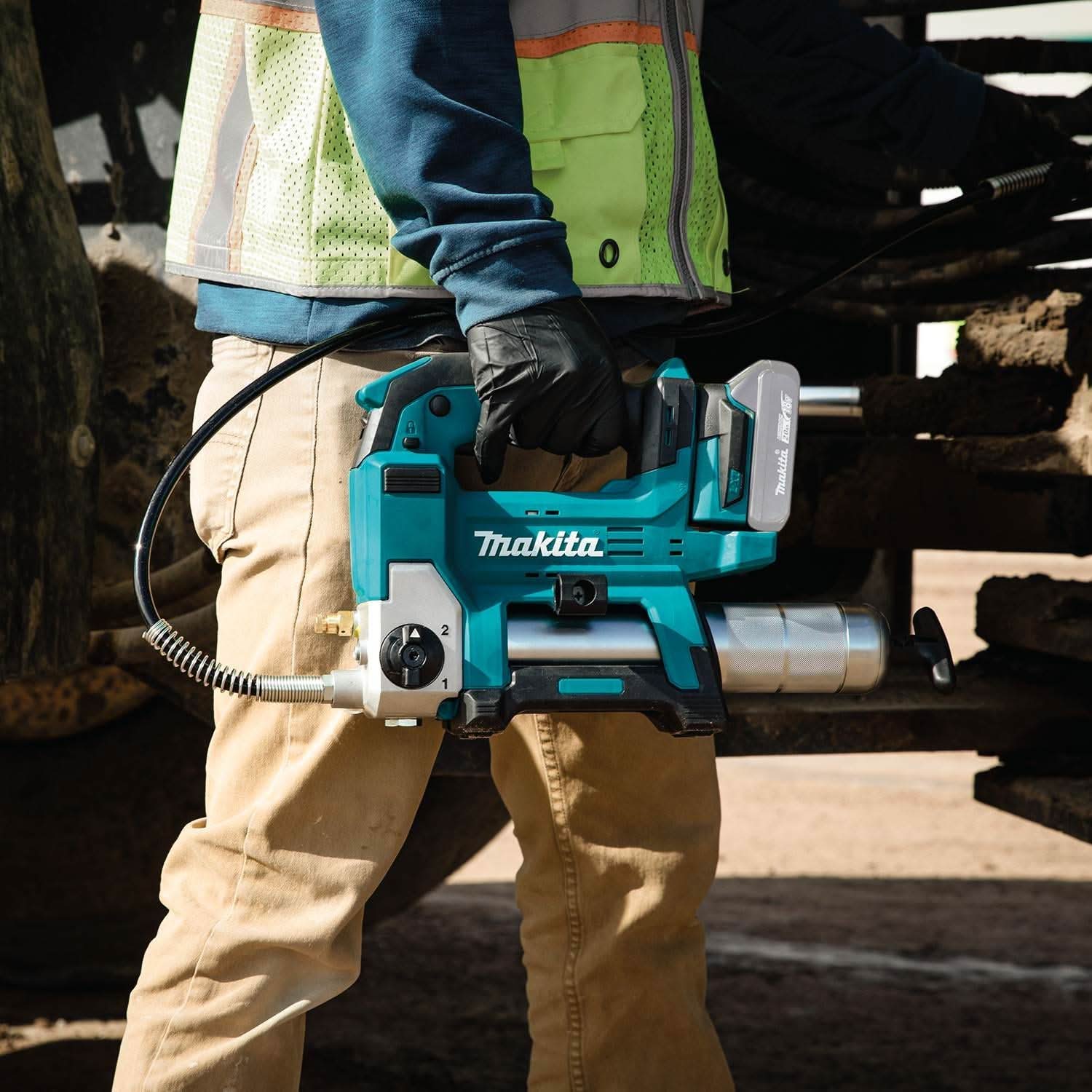 Makita 40V max XGT Brushless 4-Speed Mid-Torque 1/2" Sq. Drive Impact Wrench Kit w/ Friction Ring Anvil (2.5Ah) with 18V LXT Lithium-Ion Grease Gun Kit (3.0Ah)
