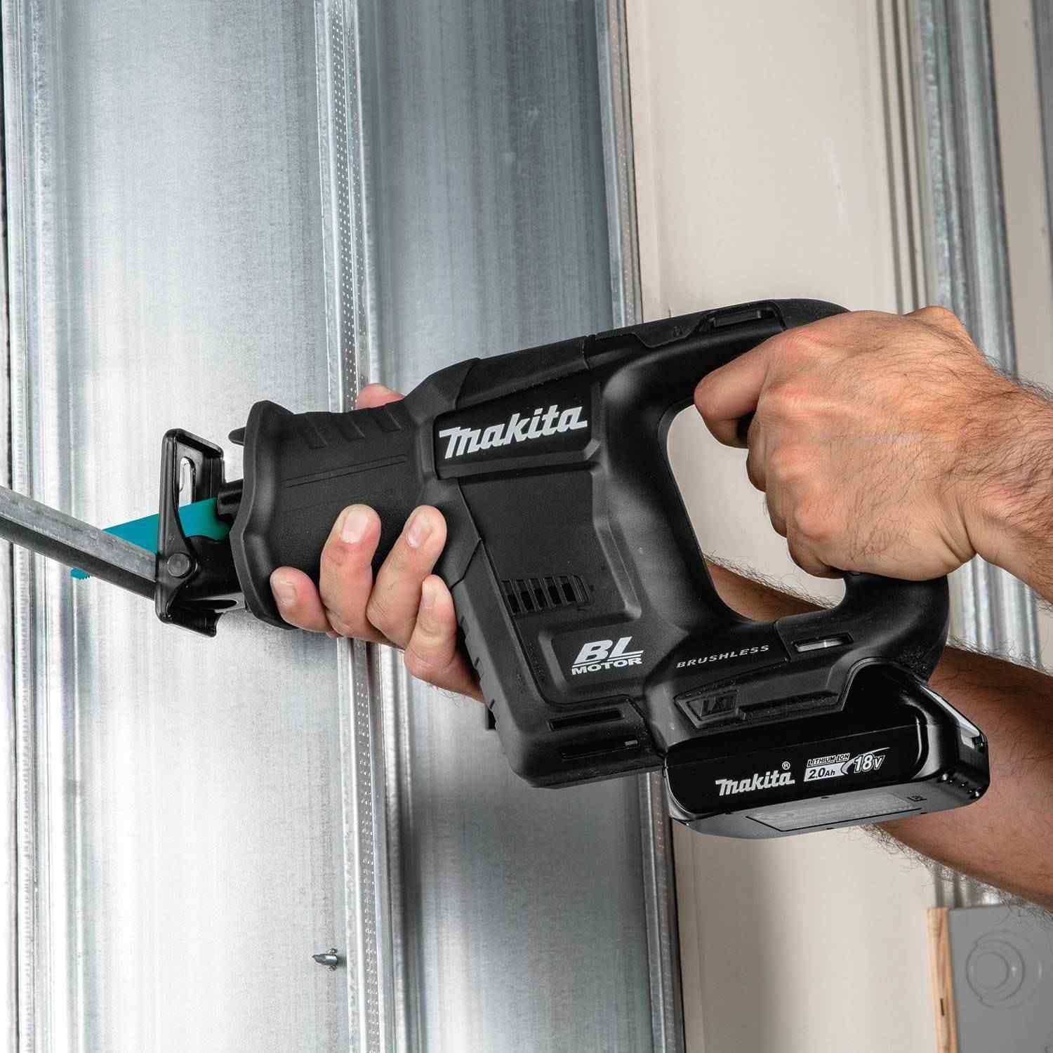 Makita XRJ07R1B 18V LXT Lithium-Ion Sub-Compact Brushless Cordless Recipro Saw Kit (2.0Ah)