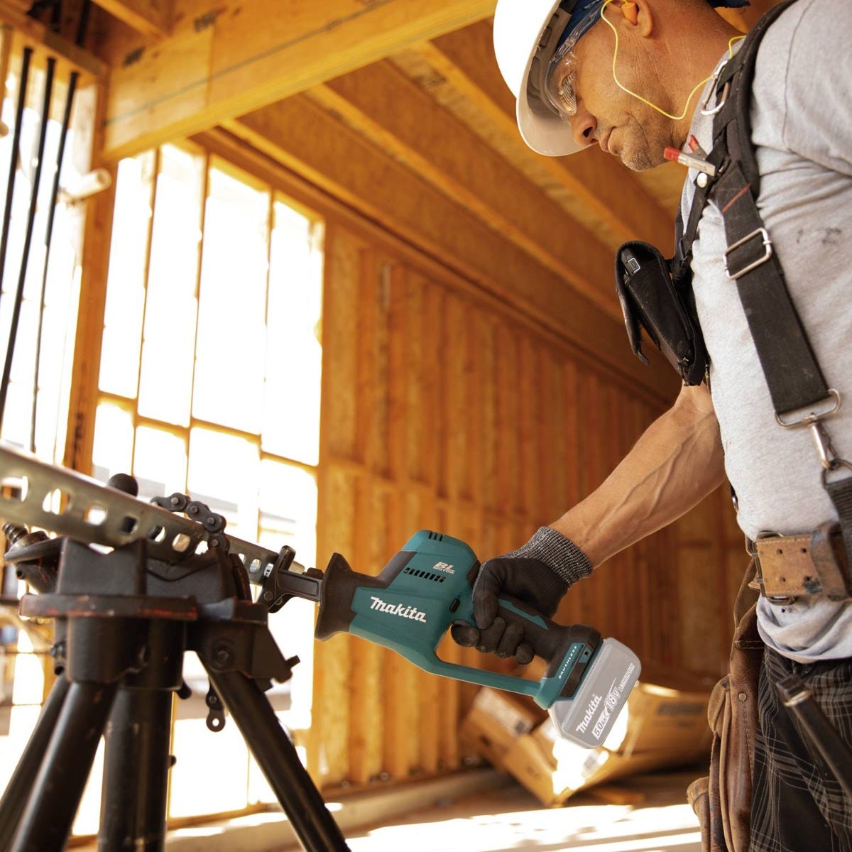 Makita XRJ08Z 18V LXT Lithium-Ion Brushless Cordless Compact One-Handed Recipro Saw, Tool Only