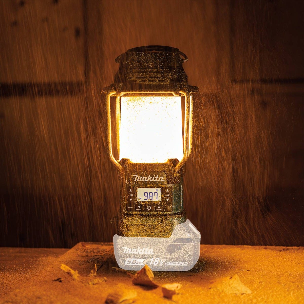 Makita XRM12 18V LXT Lithium-Ion Cordless Lantern with Radio, Tool Only