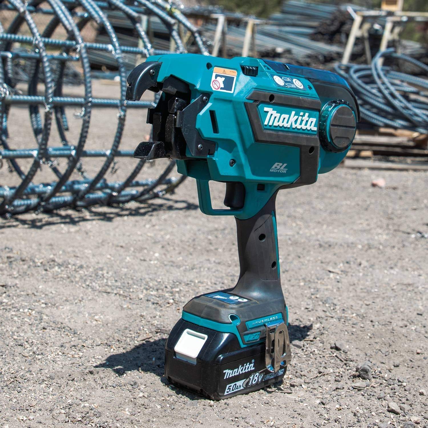 Makita XRT01TK 18V LXT Lithium-Ion Brushless Cordless Rebar Tying Tool Kit (5.0Ah)