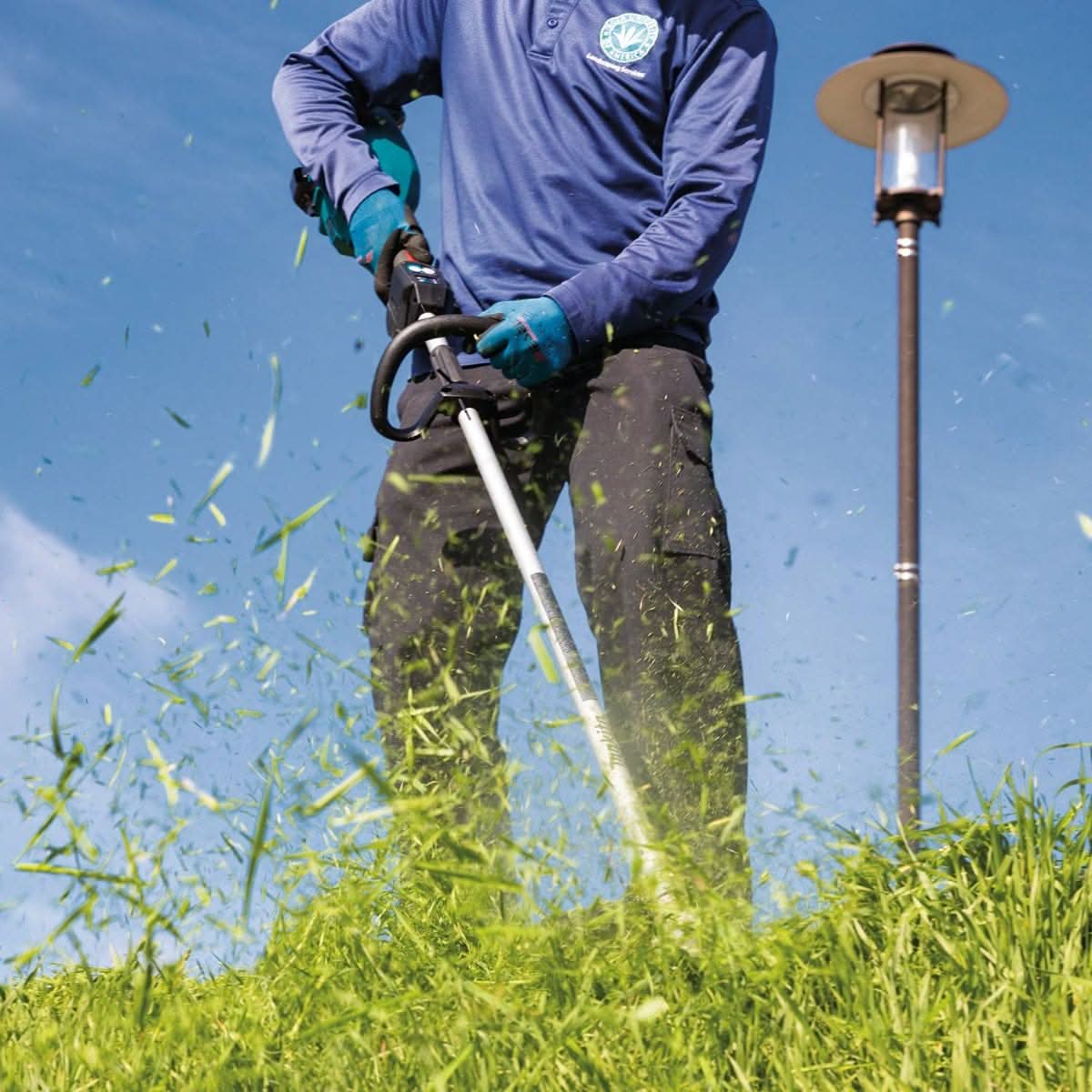 Makita XRU18PT 36V (18V X2) LXT Brushless String Trimmer Kit (5.0Ah)