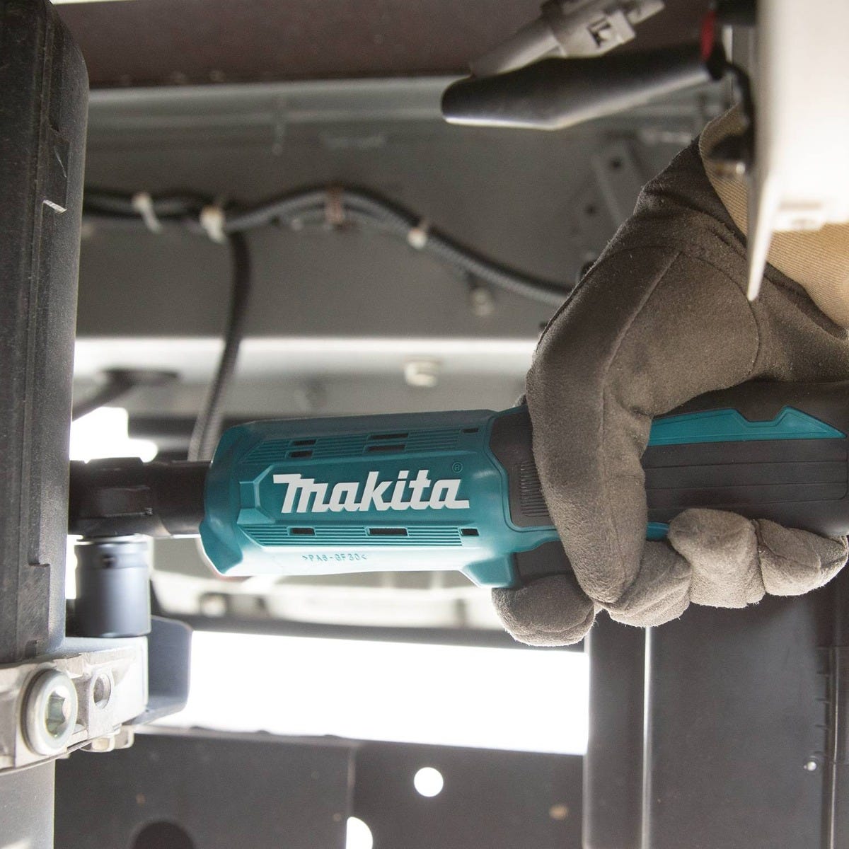 Makita XRW01Z 18V LXT Lithium-Ion Cordless 3/8" / 1/4" Sq. Drive Ratchet, Tool Only