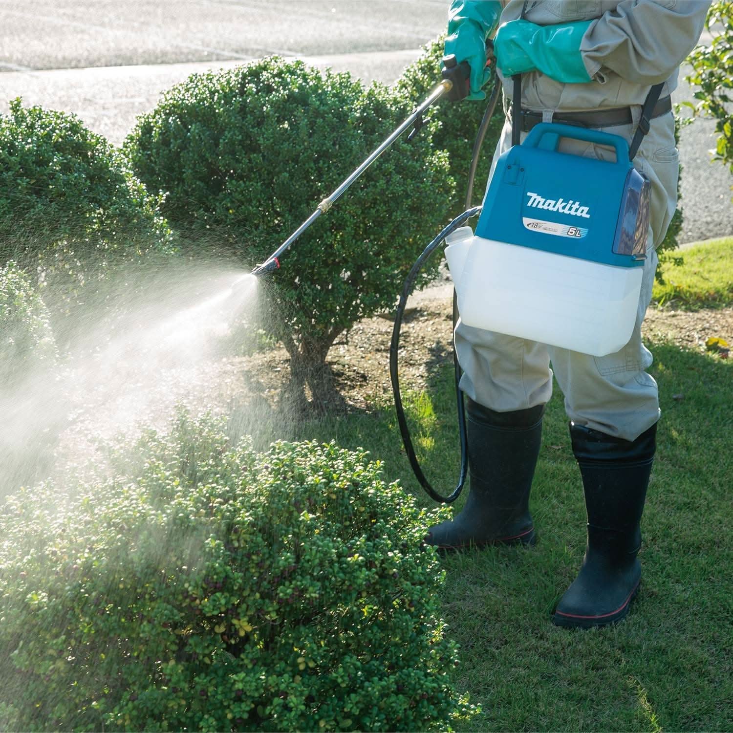 Makita 18V LXT 1.3 Gal. Sprayer w/ 18V LXT / 12V max CXT Bluetooth Radio & 18V LXT 5.0Ah Battery