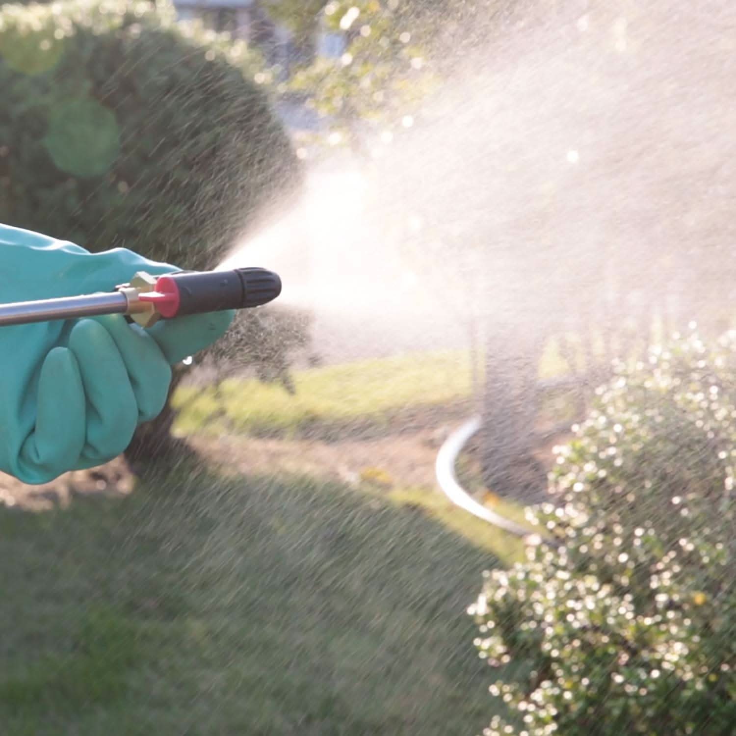 Makita 18V LXT 1.3 Gal. Sprayer w/ 18V LXT / 12V max CXT Bluetooth Radio & 18V LXT 5.0Ah Battery