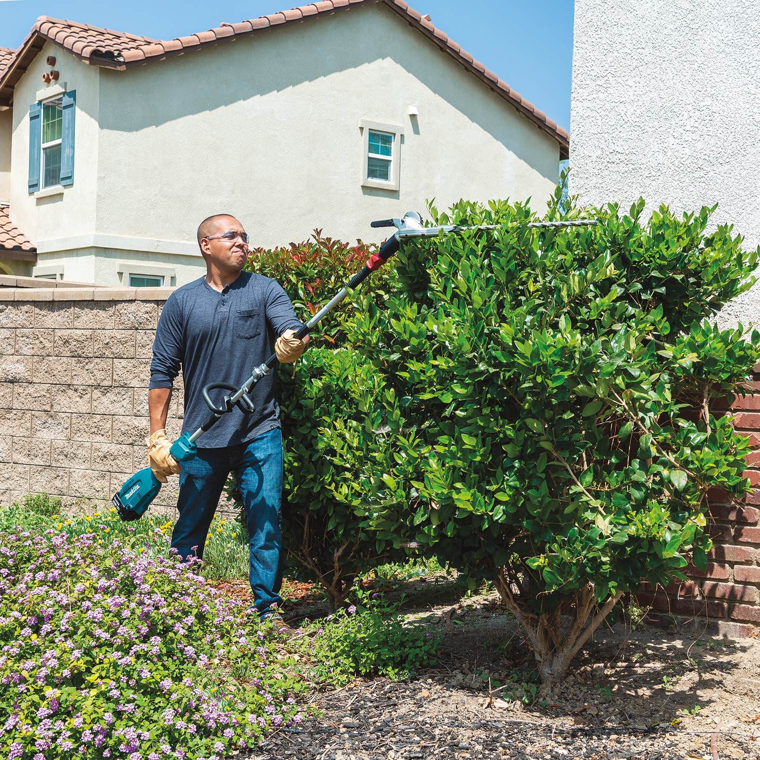 Makita XUX02SM1X2 18V LXT Brushless Couple Shaft Power Head 4.0Ah Kit with 13-Inch String Trimmer & 20-Inch Hedge Trimmer Attachments