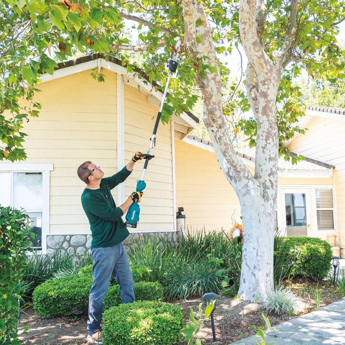 Makita XUX02SM1X6 18V LXT Brushless Couple Shaft Power Head Kit w/ String Trimmer, Pole Saw, Art. Hedge Trimmer & Blower Attachments (4.0Ah)