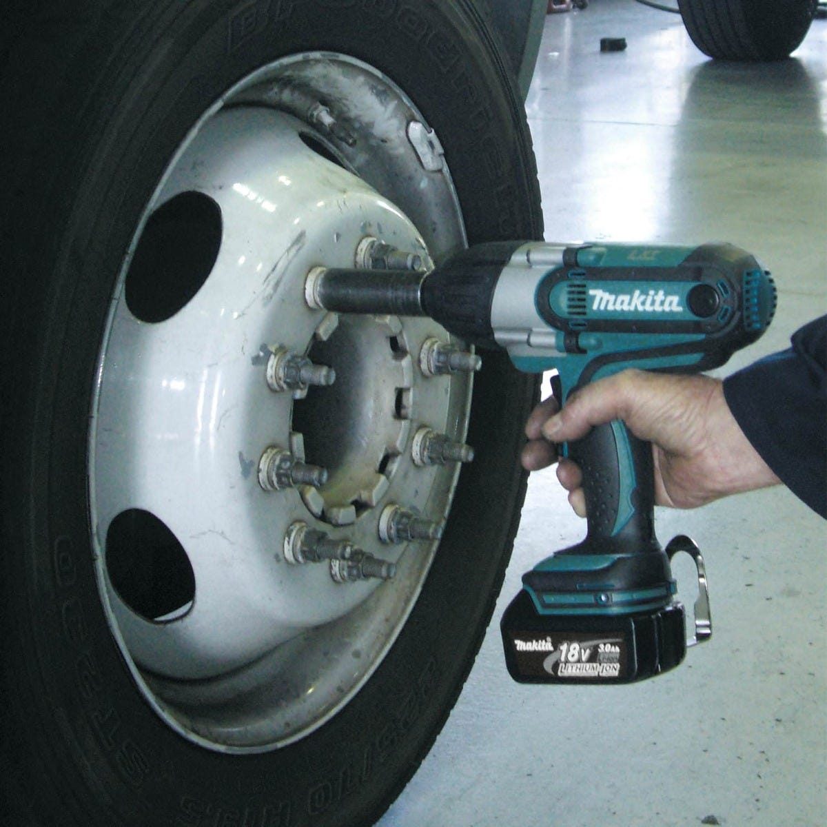 Makita XWT04S1 18V LXT Lithium-Ion Cordless 1/2" Sq. Drive Impact Wrench Kit (3.0Ah)