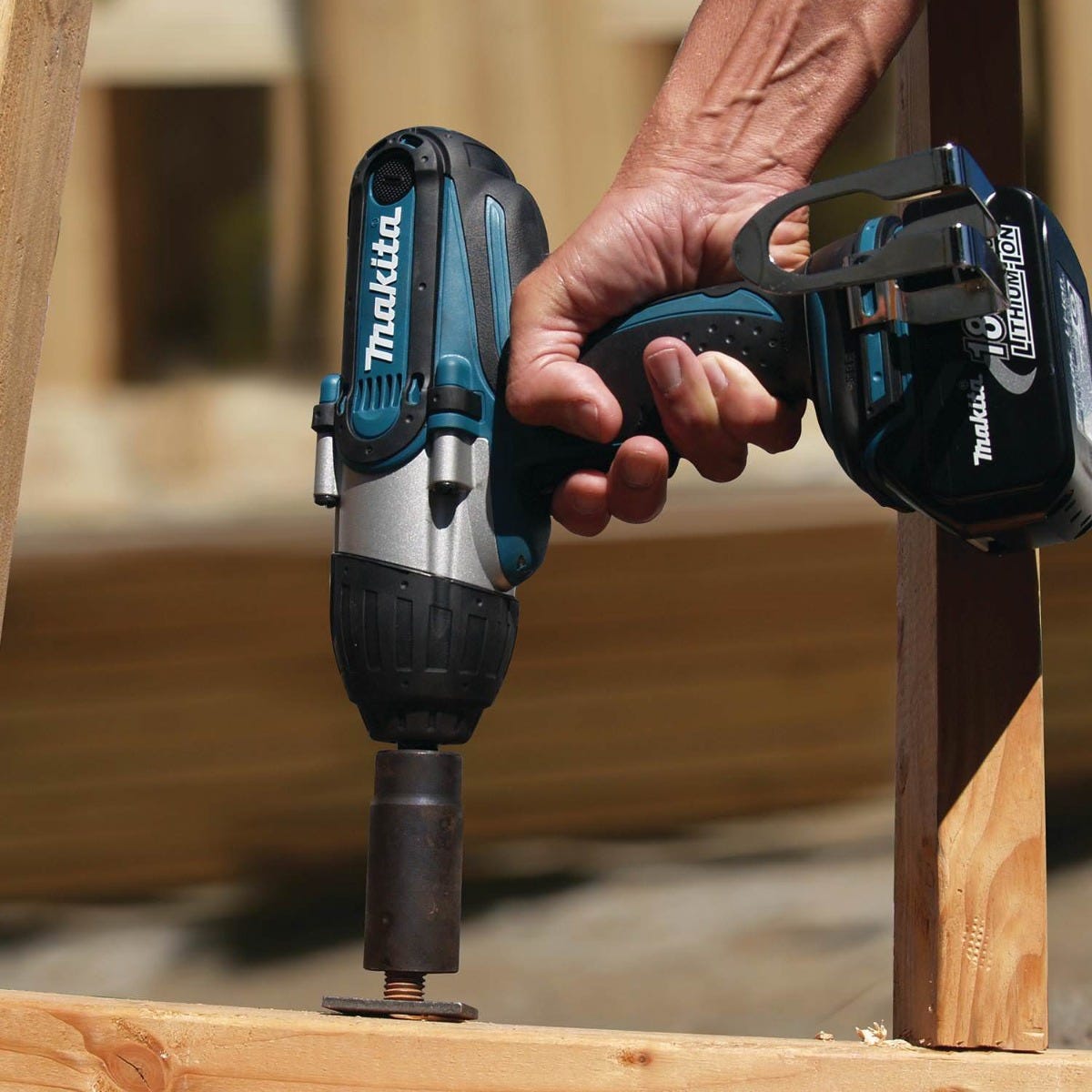Makita XWT04S1 18V LXT Lithium-Ion Cordless 1/2" Sq. Drive Impact Wrench Kit (3.0Ah)