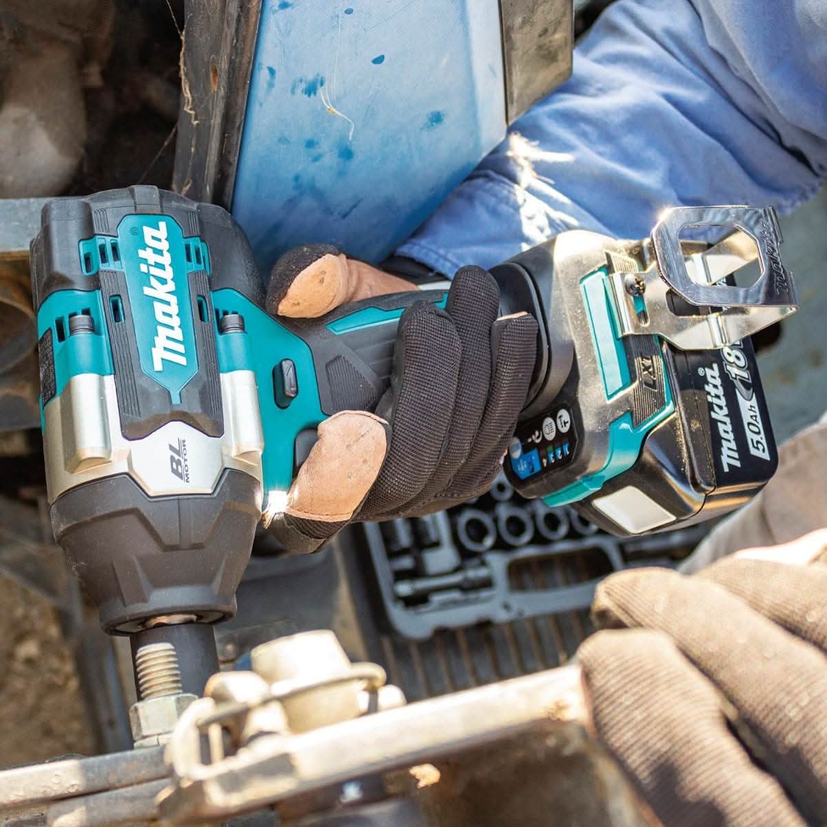Makita XWT17T 18V LXT Lithium-Ion Brushless Cordless 4-Speed Mid-Torque 1/2-Inch Sq. Drive Impact Wrench with Friction Ring Anvil 5.0Ah Kit