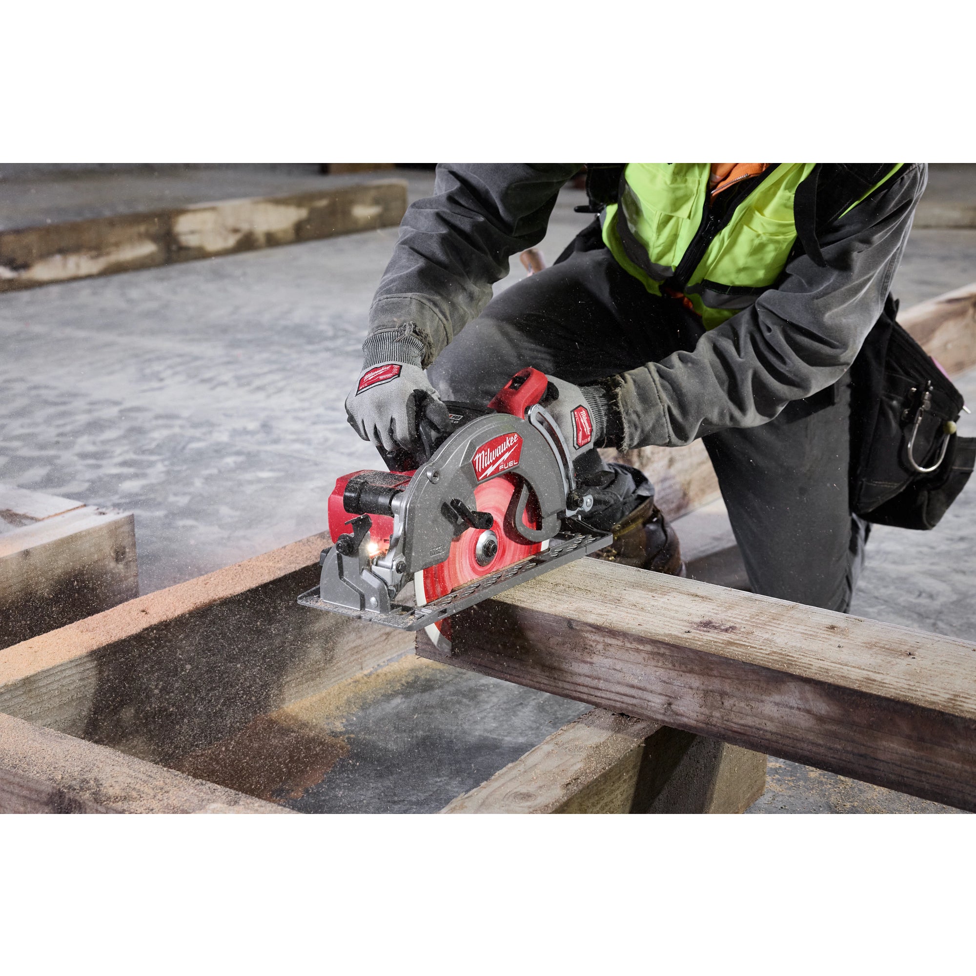 Milwaukee M18 FUEL 10-1/4-in. Rear Handle Circular Saw FORGE 12.0Ah Kit (3026-21HD)