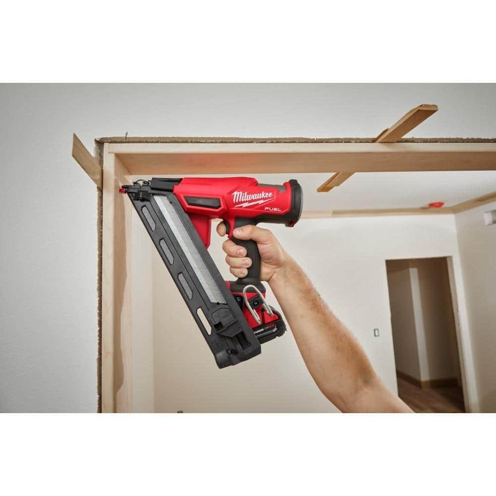 Milwaukee 2839-21HO M18 FUEL 15GA Angled Finish Nailer HIGH OUTPUT Kit