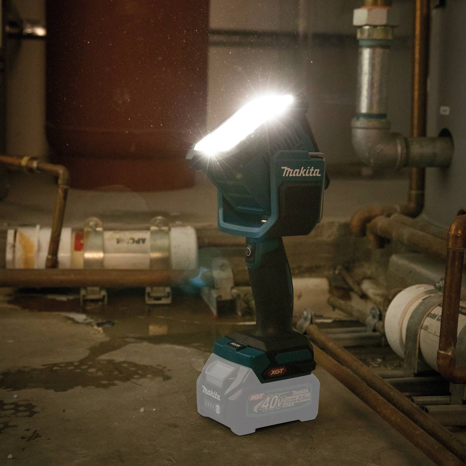 Makita ML007G 40V max XGT Cordless LED Flashlight / Spotlight, Light Only
