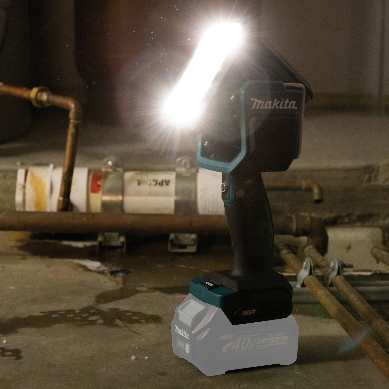 Makita ML007G 40V max XGT Cordless LED Flashlight / Spotlight, Light Only