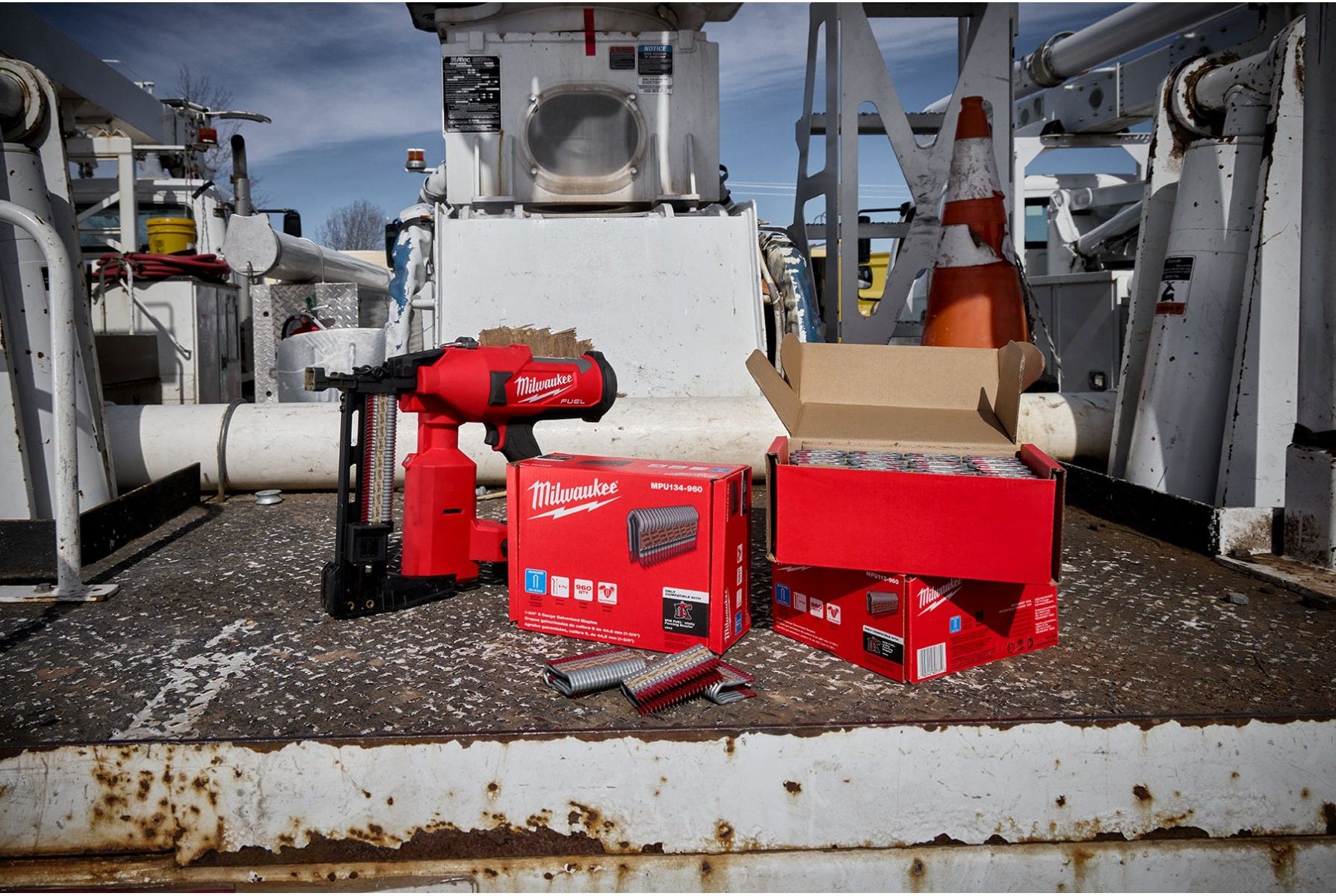 Milwaukee MPU112-960 1.5-Inch 9-Gauge Galvanized Fencing Staples