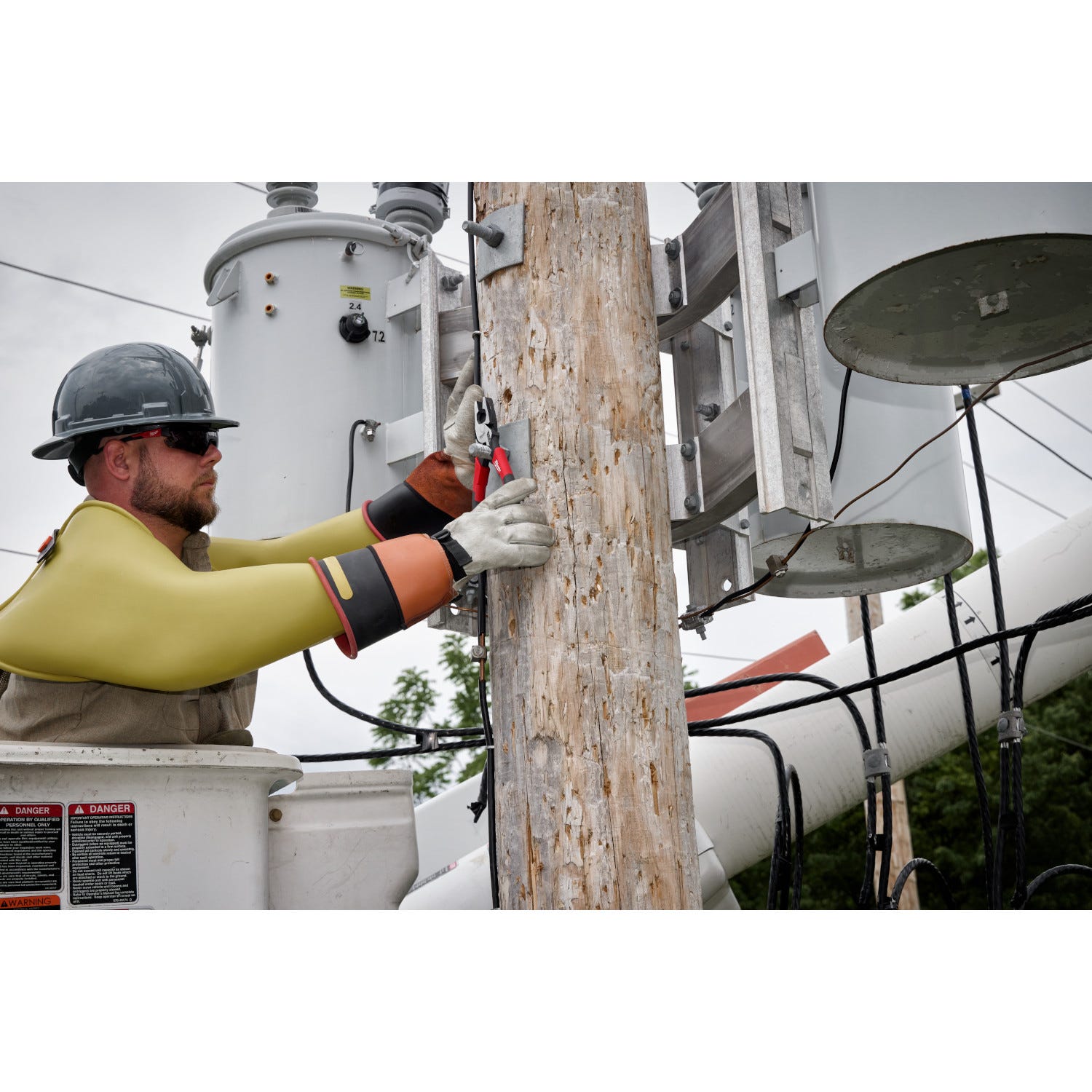 Milwaukee MT550T 9" Lineman's Comfort Grip Pliers w/ Thread Cleaner (Made in the USA)