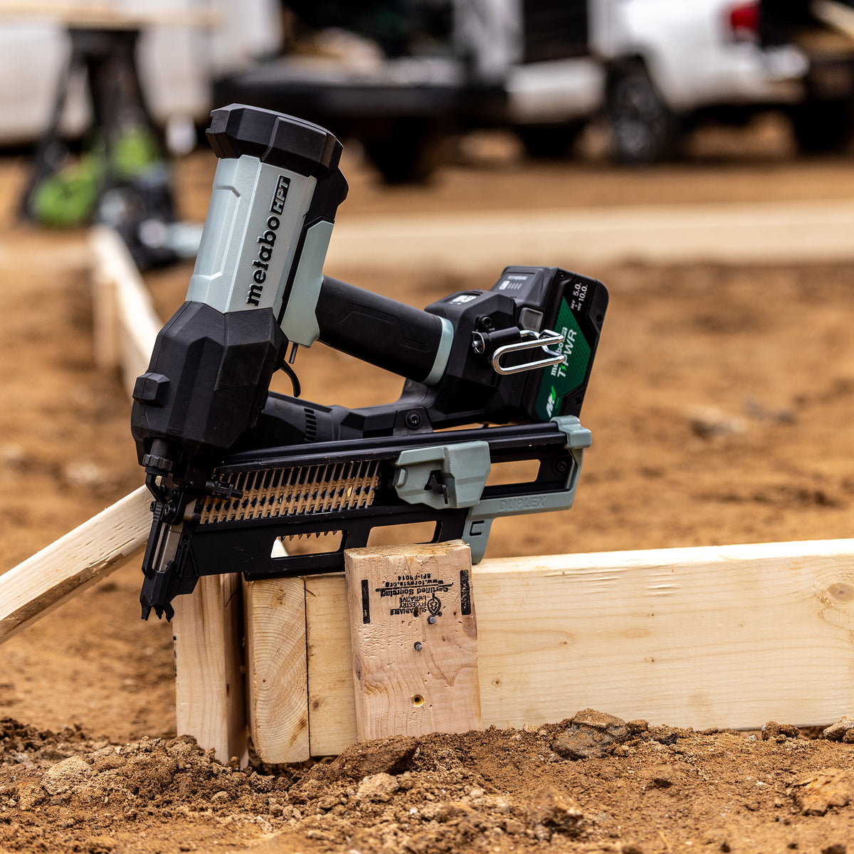 Metabo HPT 18V Cordless Pneumatic 3-in. Duplex Forming Nailer, 10.0Ah Kit (NR1875DDAQRY)