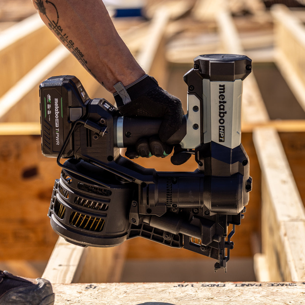 Metabo HPT 18V Cordless Pneumatic 15-Degree 3-1/2-in. Coil Framing Nailer, 10.0Ah Kit (NV1890DAQRY)