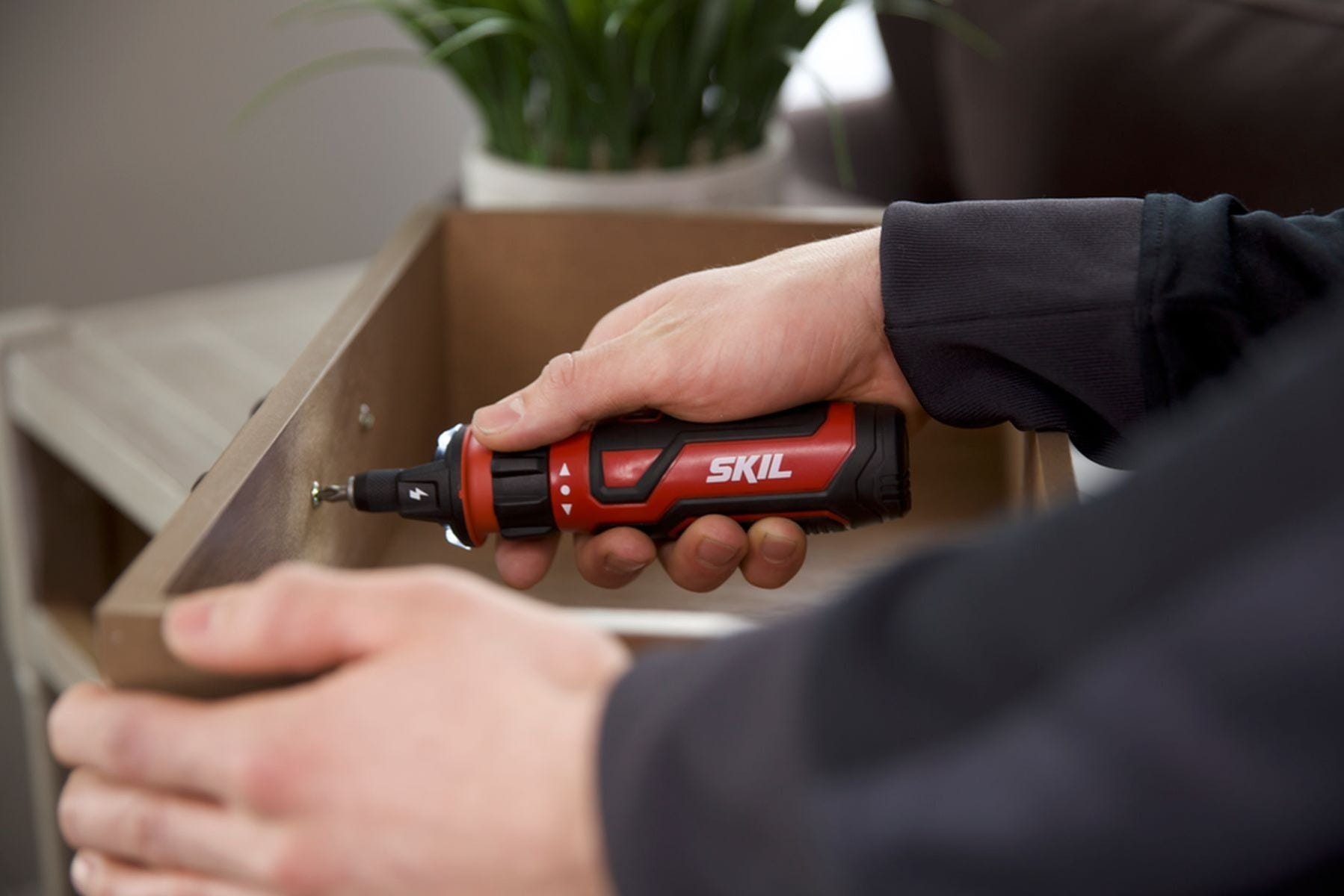 SKIL SD561201 Rechargeable 4V Screwdriver with Circuit Sensor Technology