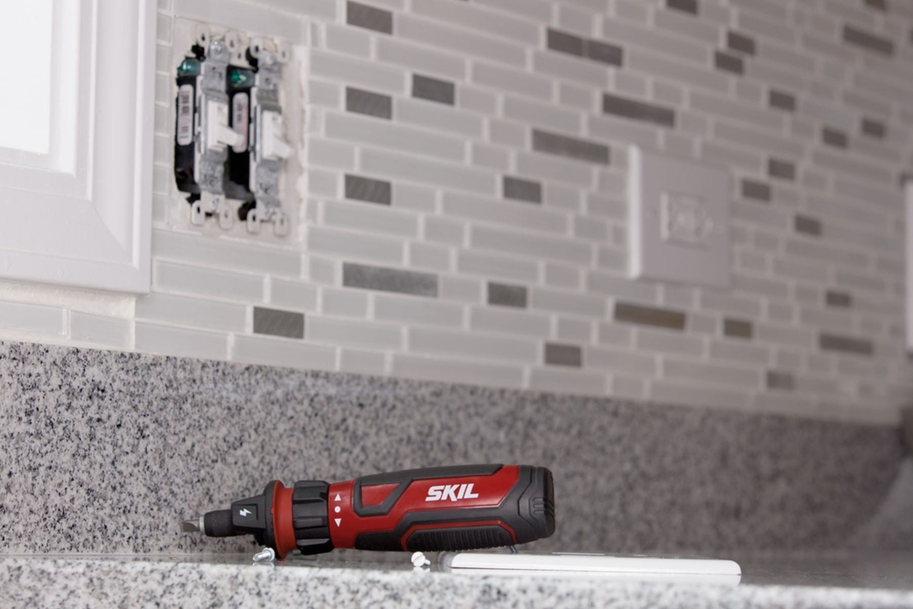 SKIL SD561201 Rechargeable 4V Screwdriver with Circuit Sensor Technology